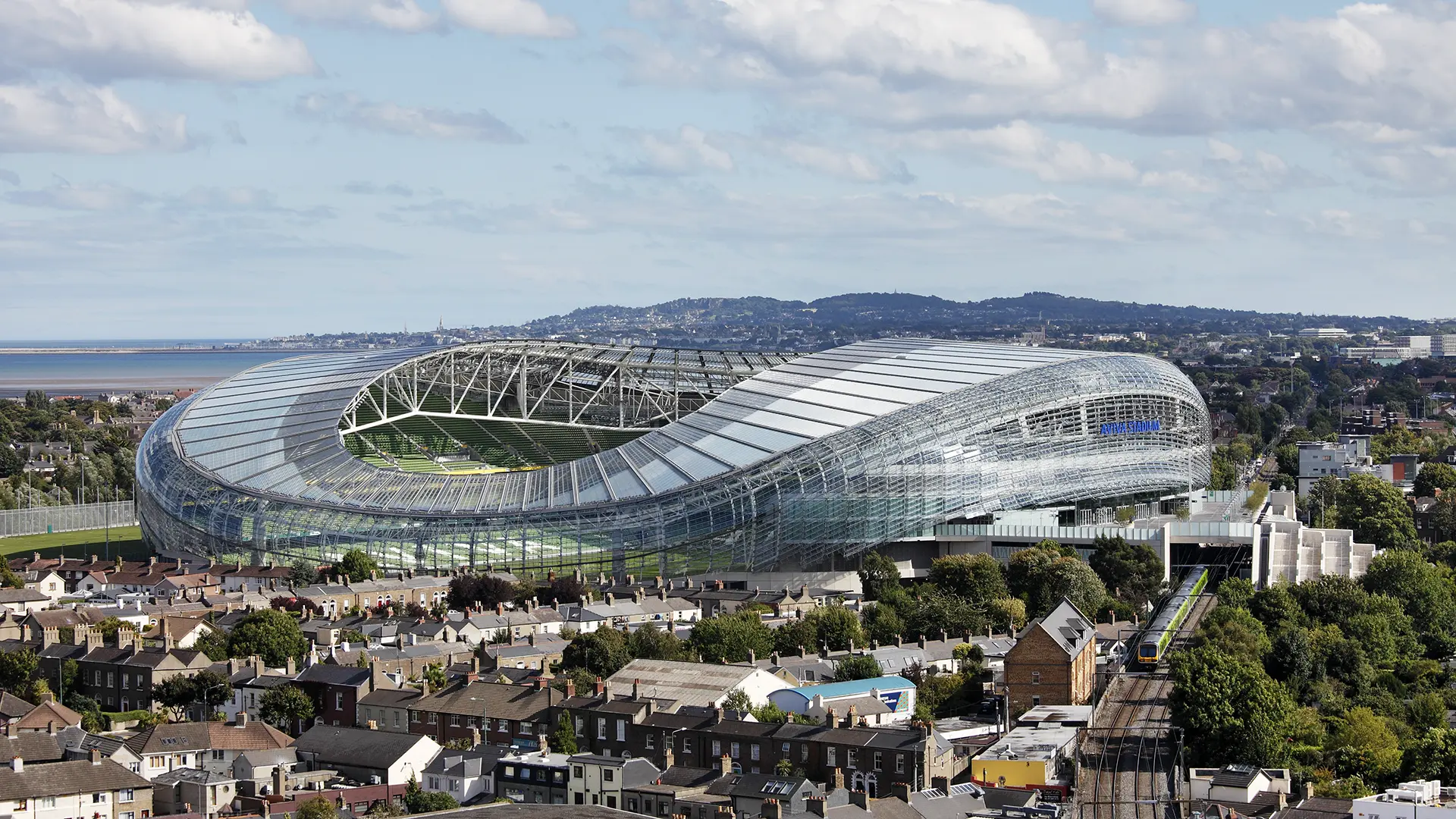 ورزشگاه آویوا